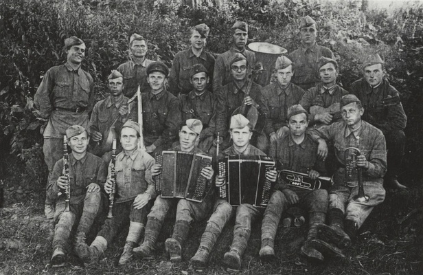Ансамбль дивизионной самодеятельности. В центре с виолончелью сидит Б.В. Доброхотов. Начало 1940-х.