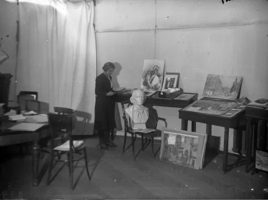 Научный сотрудник музея Е.Н. Рудакова работает над выставкой к 125-летию А.Н. Серова. 1945 г.