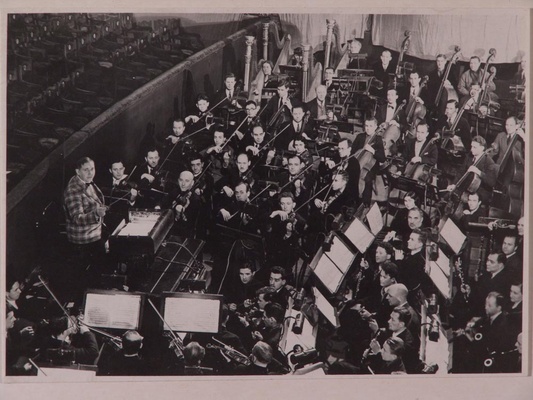 Николай Голованов с музыкантами оркестра Большого театра СССР. 1935