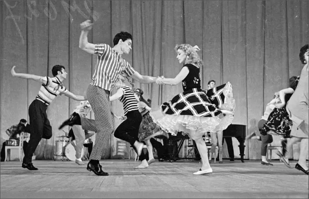 Государственный ансамбль народного танца Союза СCСР под руководством Игоря Моисеева. Танец «Назад к обезьяне». Москва, 1961