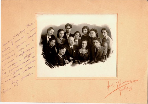 Константин Игумнов в кругу своих учеников. Ереван. 1943