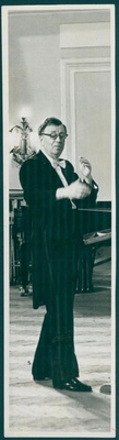 Клавдий Птица дирижирует хором на сцене Большого зала Московской консерватории. Москва, 1970-е