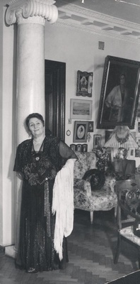 Н.А. Обухова в своей квартире в Брюсовом переулке Москва, 1940–1950-е