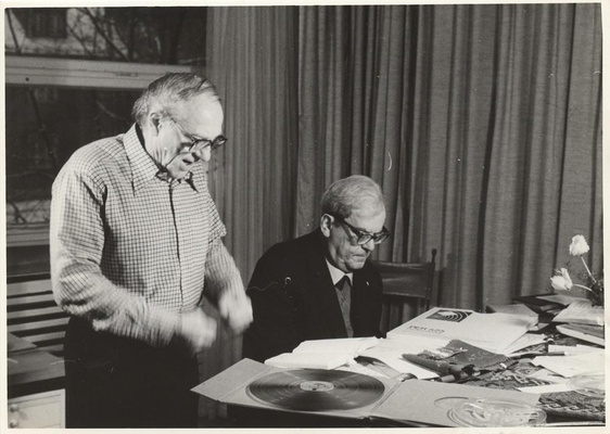 Г.М. Шнеерсон и Э. Буш за работой над новым альбомом грамзаписей певца. Фото В. Войта. Берлин, 1978