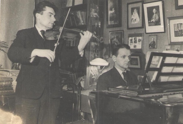 Скрипач Д.А. Штраус и пианист В.Б. Поль (за роялем фирмы Blüthner). Фотография. 1930-е 