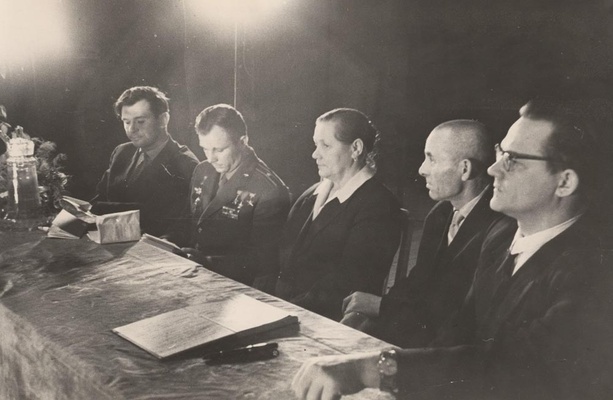 Ю.А. Гагарин с матерью и другими сидят за столом на собрании. Групповой фотопортрет. С дарственной надписью Г.А. Поляновскому от Г. Никитина. 1962.