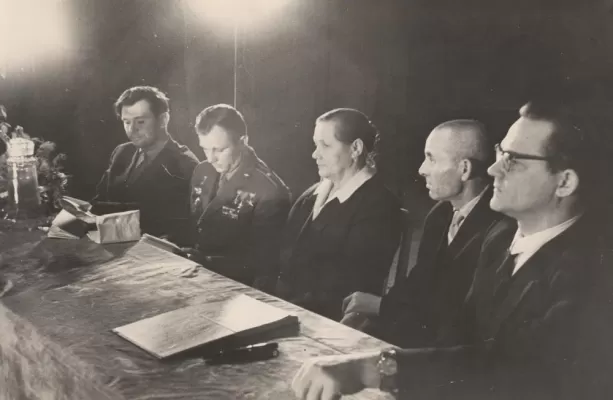 Ю.А. Гагарин с матерью и другими сидят за столом на собрании. Групповой фотопортрет. С дарственной надписью Г.А. Поляновскому от Г. Никитина. 1962.
