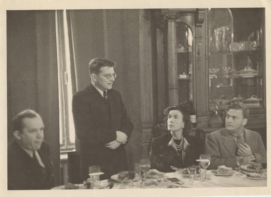 На приеме в ВОКСе: Д. Шостакович (стоит), И. Менухин (крайний справа), дочь американского посла в СССР Гарримана (вторая справа). Москва, 1945
