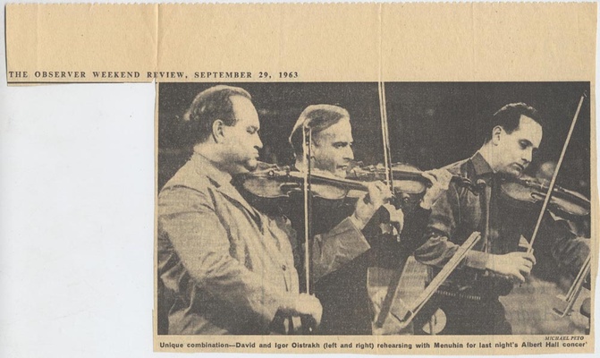 Фотография репетиции Д. и И. Ойстрахов и И. Менухина. Вырезка из газеты The Observer Weekend Review. Великобритания, 29 сентября 1963