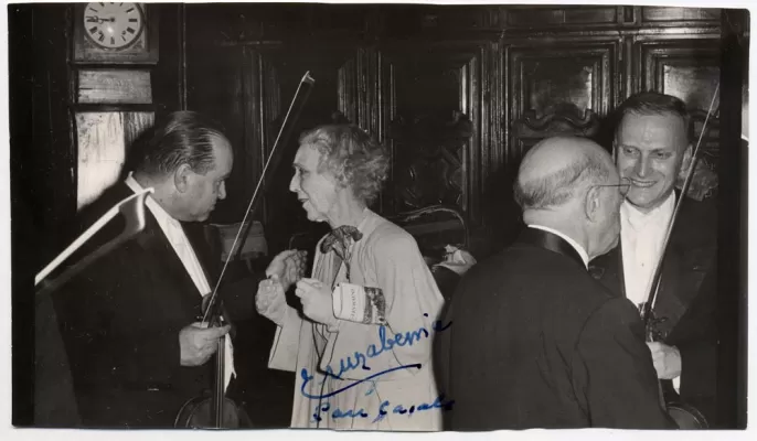 Д. Ойстрах, королева Елизавета, П. Казальс, И. Менухин. С автографами королевы Елизаветы и Казальса. Брюссель, 1950-е