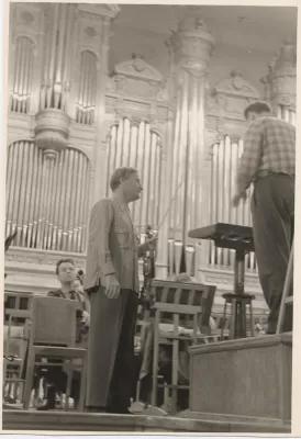 И. Менухин на сцене Большого зала консерватории во время репетиции с оркестром. Москва, 1962