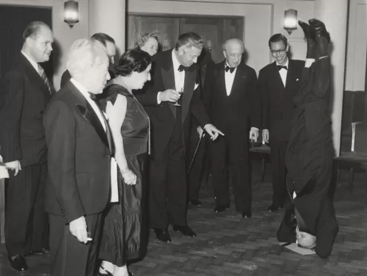 В группе членов жюри конкурса имени королевы Елизаветы: Д. Ойстрах, И. Астрюк, А. Рубинштейн, И. Менухин (стоит на голове). Брюссель, 1955