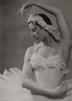М.М. Плисецкая в роли Одетты в балете «Лебединое озеро». Москва, Большой театр, 1950-е