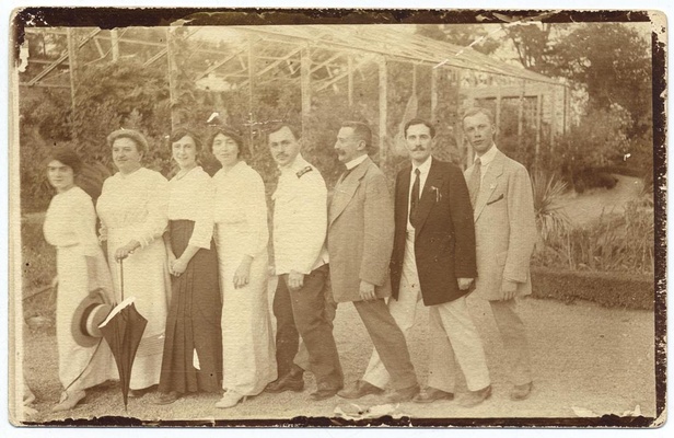 С.С. Прокофьев в группе из восьми человек. Прокофьев — крайний справа в светлом костюме. Гурзуф, 1912