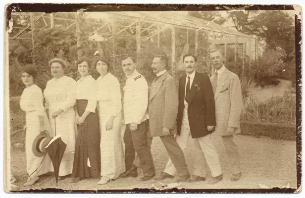 С.С. Прокофьев в группе из восьми человек. Прокофьев — крайний справа в светлом костюме. Гурзуф, 1912