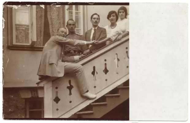 С.С. Прокофьев в группе из пяти человек на лестнице дома. Прокофьев — первый слева, сидит на перилах. Гурзуф, 1912
