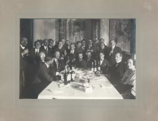Банкет в честь С.С. Прокофьева, устроенный Ассоциацией Современной музыки в зале ГАХН. Прокофьев — третий слева за столом. В середине стола сидит Н.Я. Мясковский. 1920-е