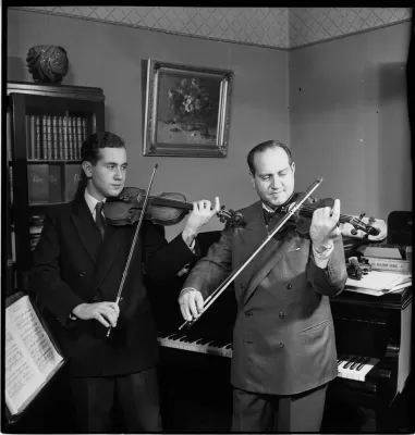 Д.Ф. Ойстрах с сыном Игорем. Фотография Д.Г. Шоломовича. 1954