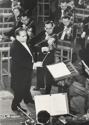 Отец и сын на сцене с симфоническим оркестром. Дирижёрский дебют Д.Ф. Ойстраха. 1961