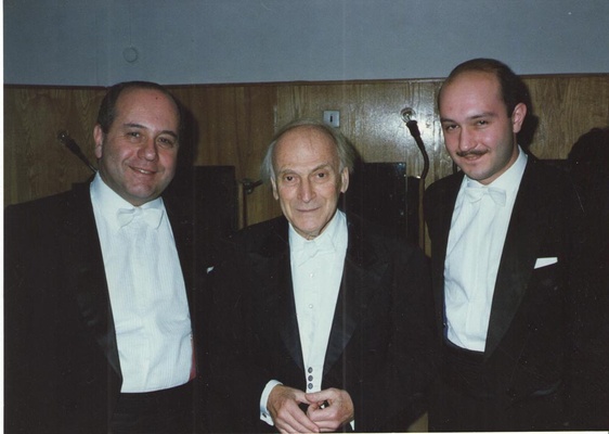 И.Д. Ойстрах, И. Менухин и В.И. Ойстрах после концерта в артистической. 1990-е