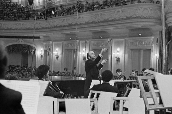 Дирижёр Г.Н. Рождественский во время концерта в Большом зале Московской консерватории. Негатив. 21 мая 1975