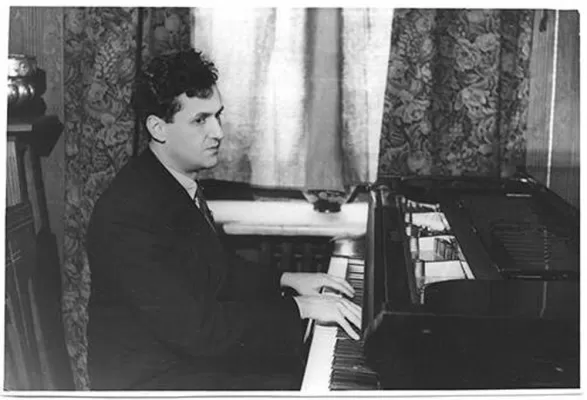 В.В. Софроницкий за роялем. 1940