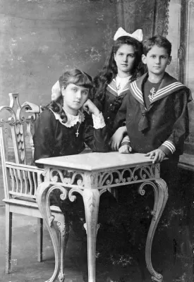 В.В. Софроницкий с сёстрами Верой и Еленой. 1913