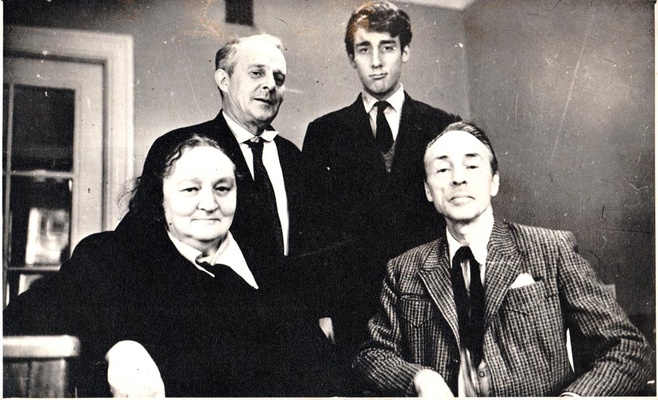 Групповой портрет, сидят: М.В. Юдина, Ж. Баланчин; стоят: А.М. Баланчивадзе, Д.А. Баланчивадзе. 1962 (?)