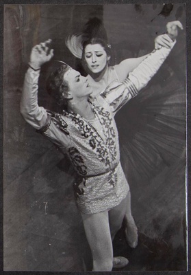 Марис Лиепа в роли Зигфрида, Майя Плисецкая в роли Одиллии в балете П. Чайковского «Лебединое озеро». Будапешт, 1956 г. 