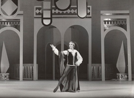 Марис Лиепа в роли Клавдио в балете Т. Хренникова «Много шума из ничего». Национальный театр в Рейкьявике, 7 апреля 1977 г.