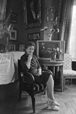 М.П. Максакова в домашней обстановке. 1971 г. Фото С.И. Хенкина.