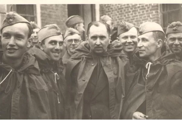 Ю.С. Милютин в группе солдат во время поездки на фронт. 1942 г.