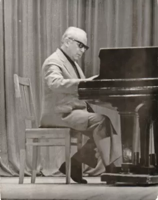 Н.В. Богословский за роялем. 1977