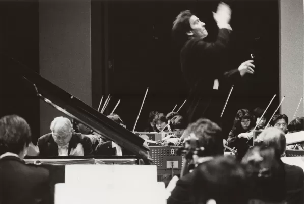 Валерий Гергиев дирижирует исполнением Третьего фортепианного концерта Тихона Хренникова. За роялем – автор. Япония, 1984