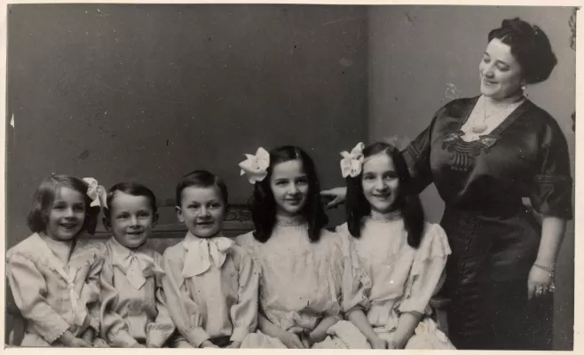 И.И. Шаляпина с детьми. Справа налево Ирина, Лидия, Борис, Федор, Татьяна