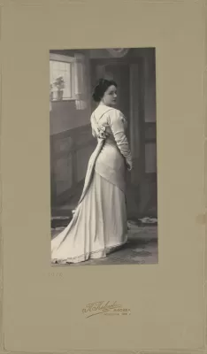 И.И. Шаляпина. Портрет в светлом платье.1910 год