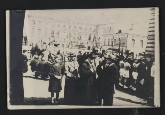 А.Б. Гольденвейзер во дворе МГК на Первомайской демонстрации