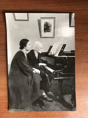 Т.П. Николаева и А.Б. Гольденвейзер в квартире на Тверской, 17.  Москва, 23 марта 1951. Фото: Д.Г. Шоломович