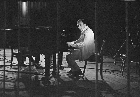 Игорь Бриль во время выступления на концерте. Фотограф И.О. Кравченко. Москва, 1984