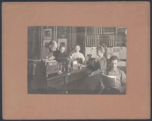 Семья Стравинских. Слева направо: Фёдор Игнатьевич, Игорь (14 лет), Гурий, Анна Кирилловна, Роман. 1896