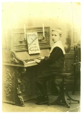 С.С. Прокофьев (10 лет). На пюпитре фортепиано – ноты его оперы «Великан». Санкт-Петербург, 1901
