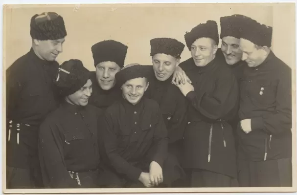Жаров С.А. (второй слева в первом ряду) и певцы Донского казачьего хора. 1930-е годы