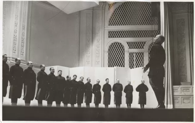 Жаров С.А. дирижирует Донским казачьим хором. 1963 год
