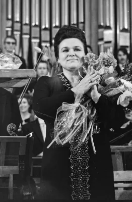 Людмила Зыкина после концерта в Большом зале московской консерватории. Москва, 1977