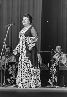 Людмила Зыкина во время выступления. Москва, 1979