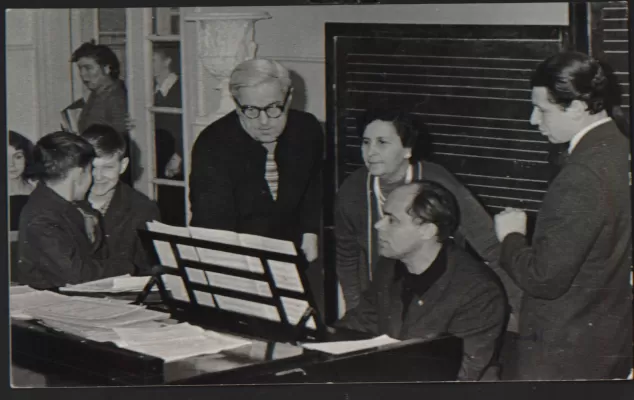 На прослушивании новой песни Ю. Чичкова. Слева-направо – В. Соколов, И. Горильштейн, Ю. Чичков и В. Попов