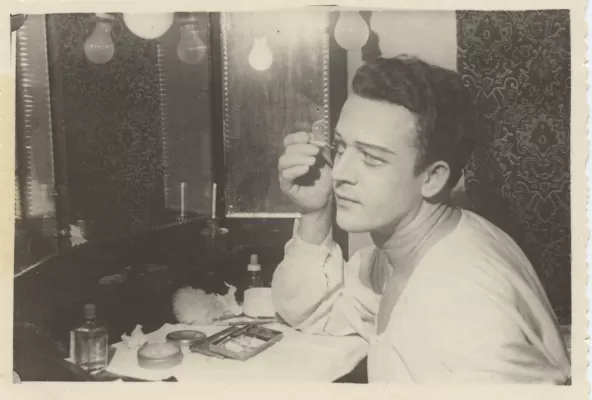 Сергей Лемешев в гримерной Большого театра перед зеркалом,  Москва, 1930-е гг.