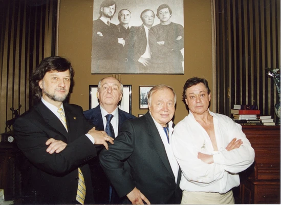 Алексей Рыбников, Марк Захаров, Андрей Вознесенский, Николай Караченцов после юбилейного спектакля «Юнона и Авось». Из личного архива Алексея Рыбникова