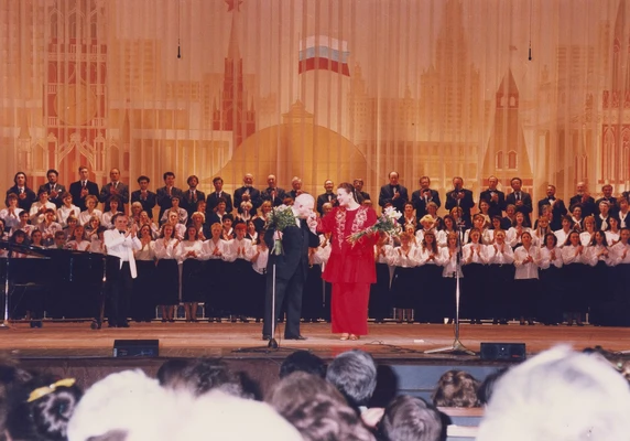 Тихон Хренников на сцене целует руку Валентине Толкуновой. 1996