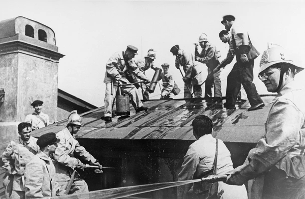 Д.Д. Шостакович — боец противопожарной команды на крыше Ленинградской консерватории. Август-сентябрь 1941
